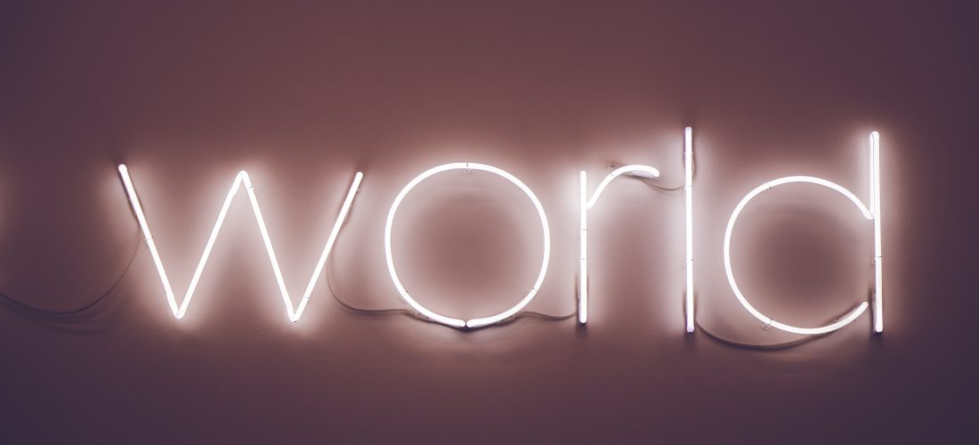 Leuchtschrift bildet das Wort „world“