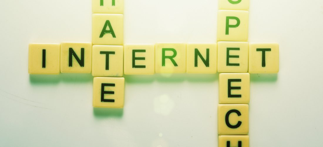 Scrabble-Spielsteine bilden die Wörter Internet, Hate und Speech