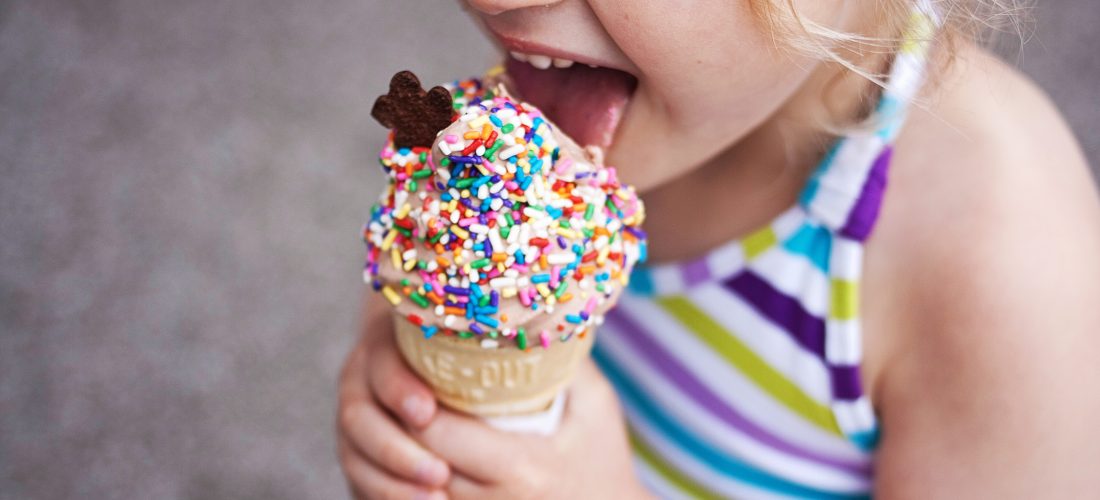 junges Mädchen isst Eis