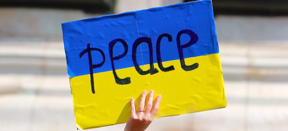 Ukraineflagge mit Aufschrift "Peace"
