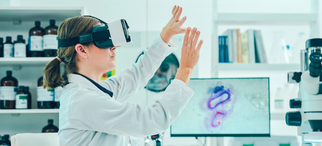 Wissenschaftlerin mit VR-Brille