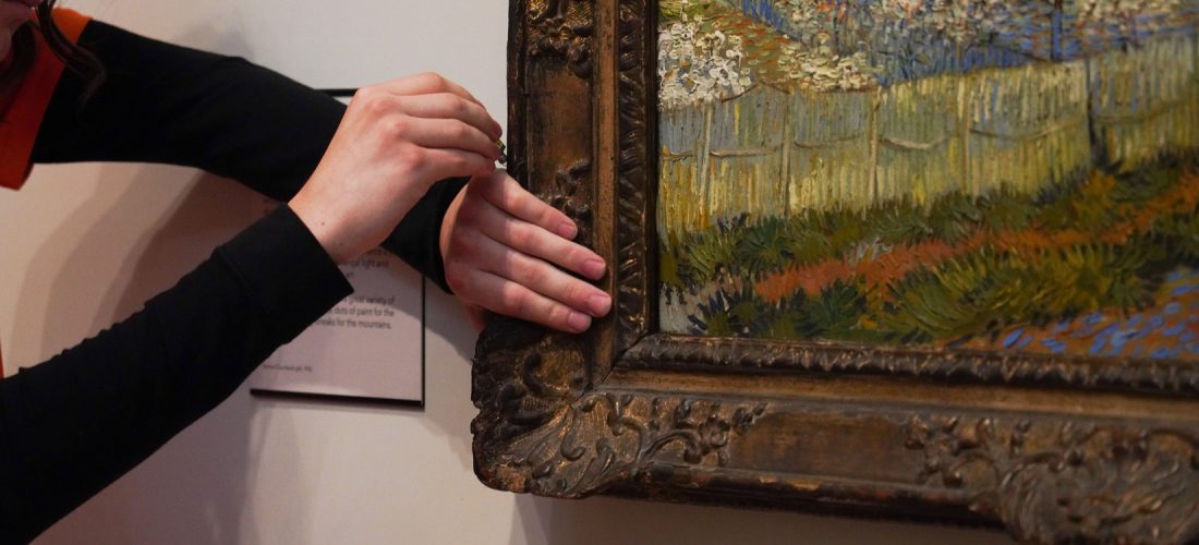 Klimakleberin klebt ihre Hand mit Sekundenkleber an ein Van Gogh-Bild